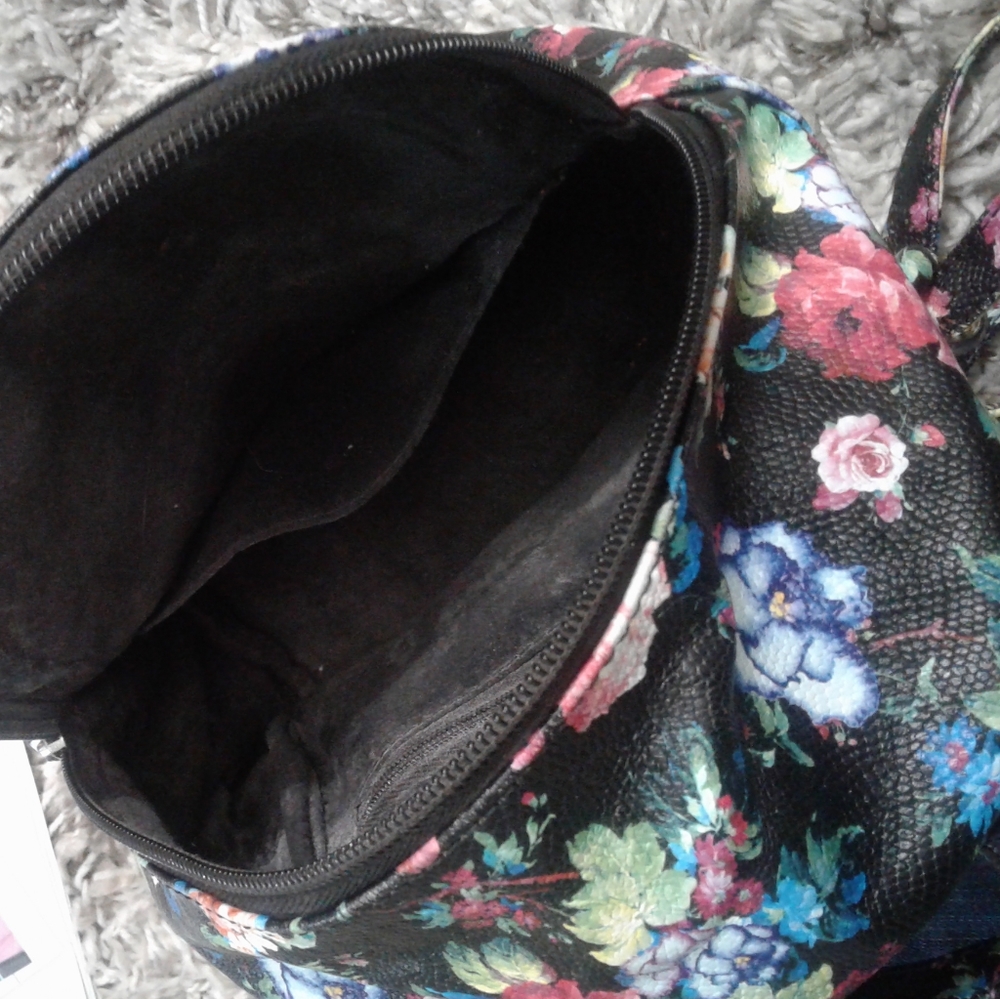 Small mini backpack - Picture 5 of 10
